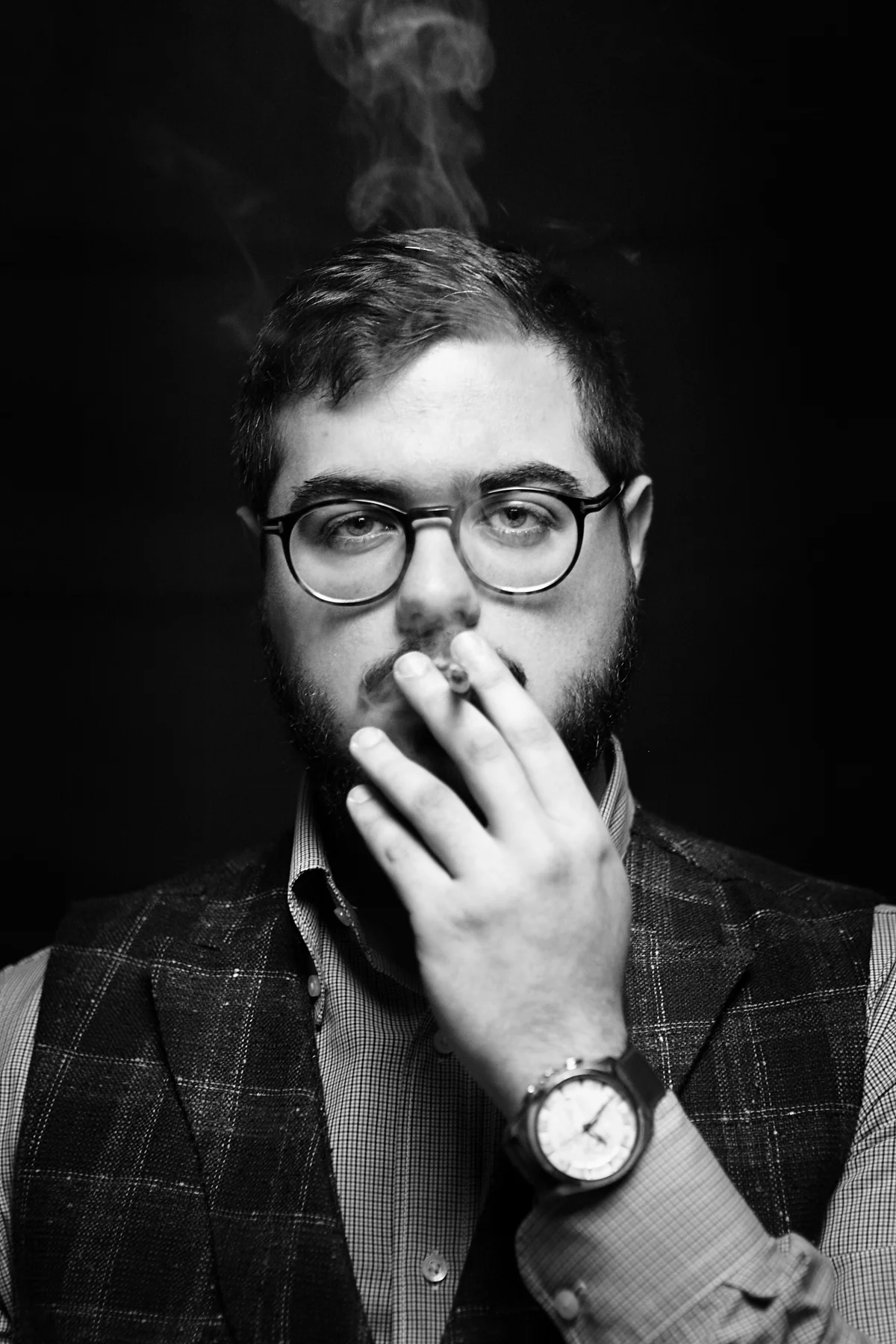 Ritratto in bianco e nero del regista Giovanni Berardi